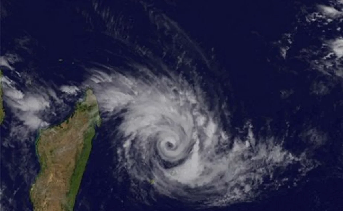 тропические и внетропические циклоны. циклон на маврикии. бассейны тропических циклонов. тайфуны в индийском океане. циклон на маврикии.