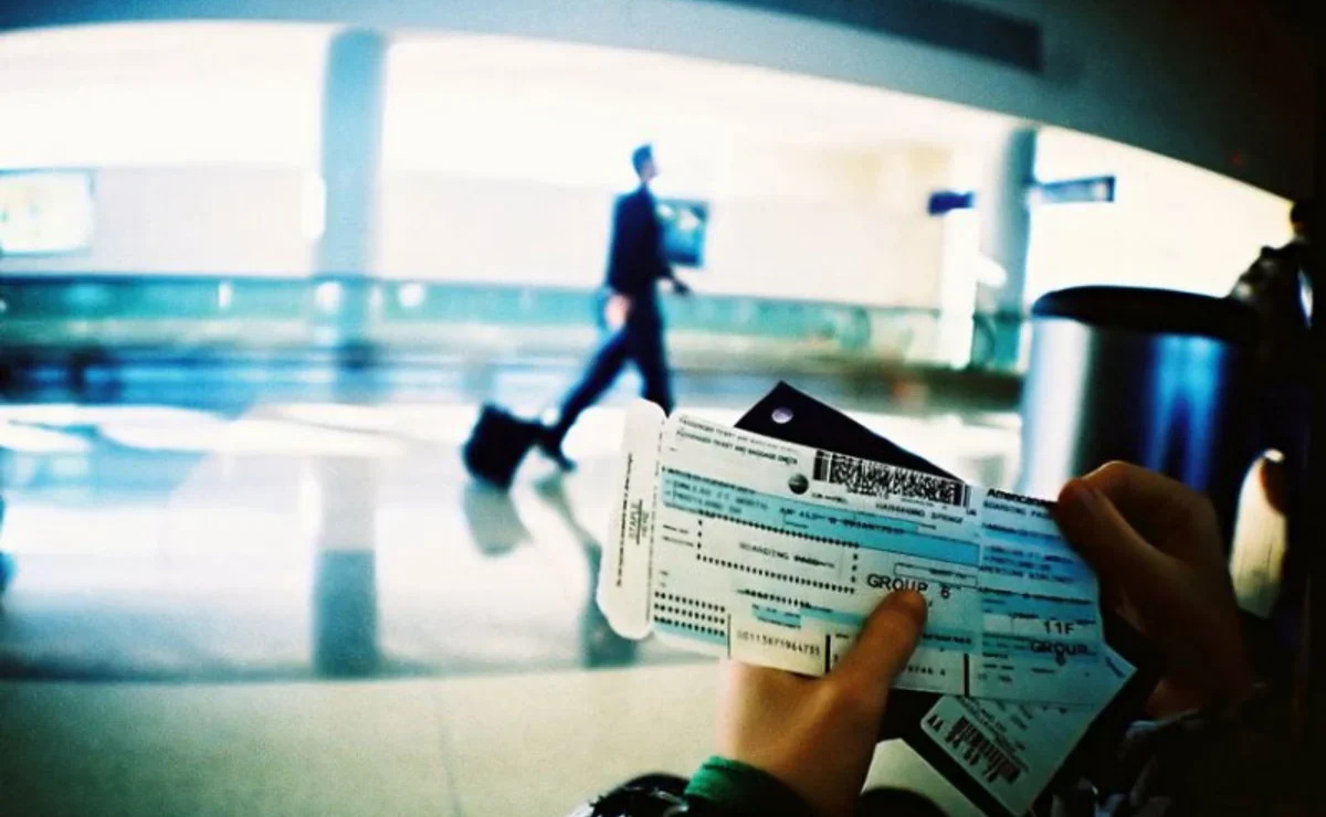 В аэропорту можно купить билет на самолет. Мужчина с билетами на самолет. Авиабилеты фото. Билет на самолет картинка. Аэропорт билеты на самолет.
