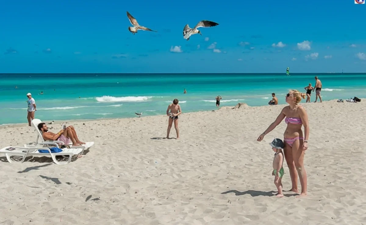 Когда лучше отдыхать на кубе по месяцам. Куба Варадеро туристы. Варадеро пляж. Куба Гавана пляжи.
