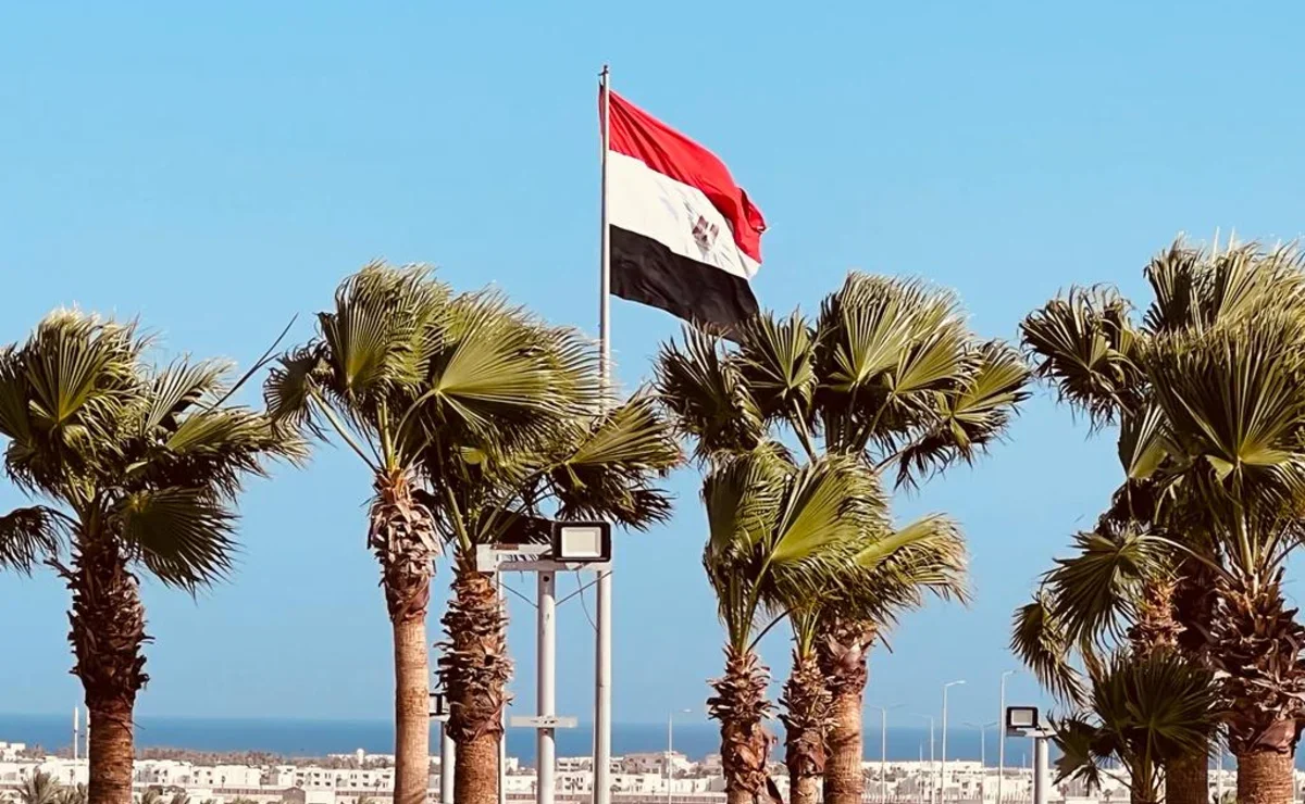 Праздники в египте 2024. Египет сейчас. Туристы в Египте. Абхазский Египет. Египет с флагом и морем.