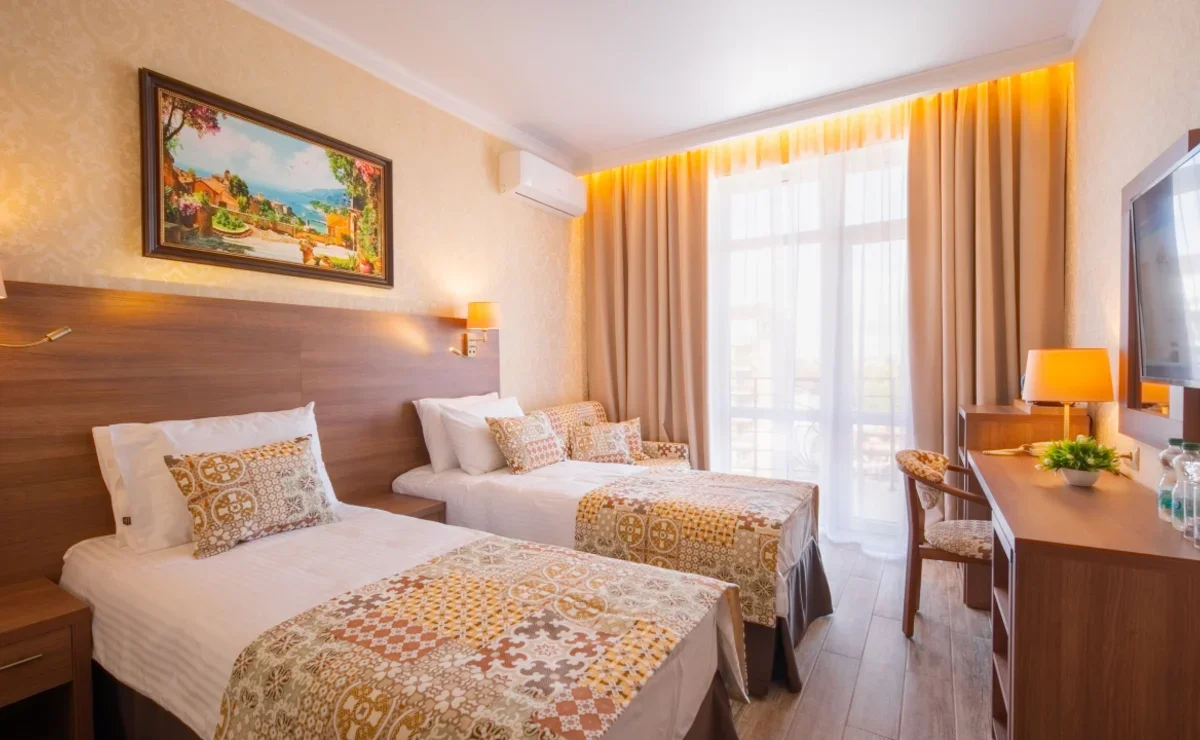 Туристы разбирают номера в отелях Краснодарского края, но не спешат платить