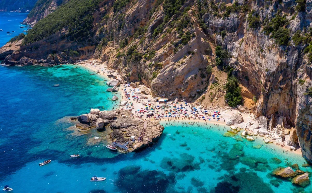 На популярные пляжи Италии теперь пустят только за деньги и по предварительной записи