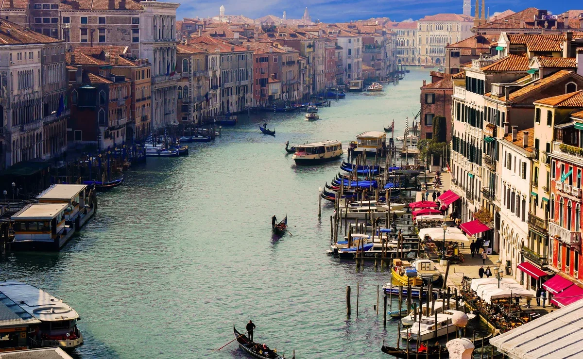 В Венеции новые запреты для туристов. Ночью – не пить, а днем – следить за весом