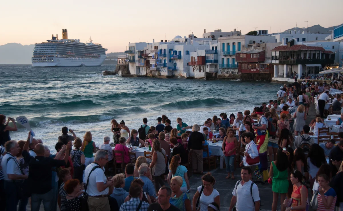 Европейские города борются с туристами, после пандемии их стало слишком много