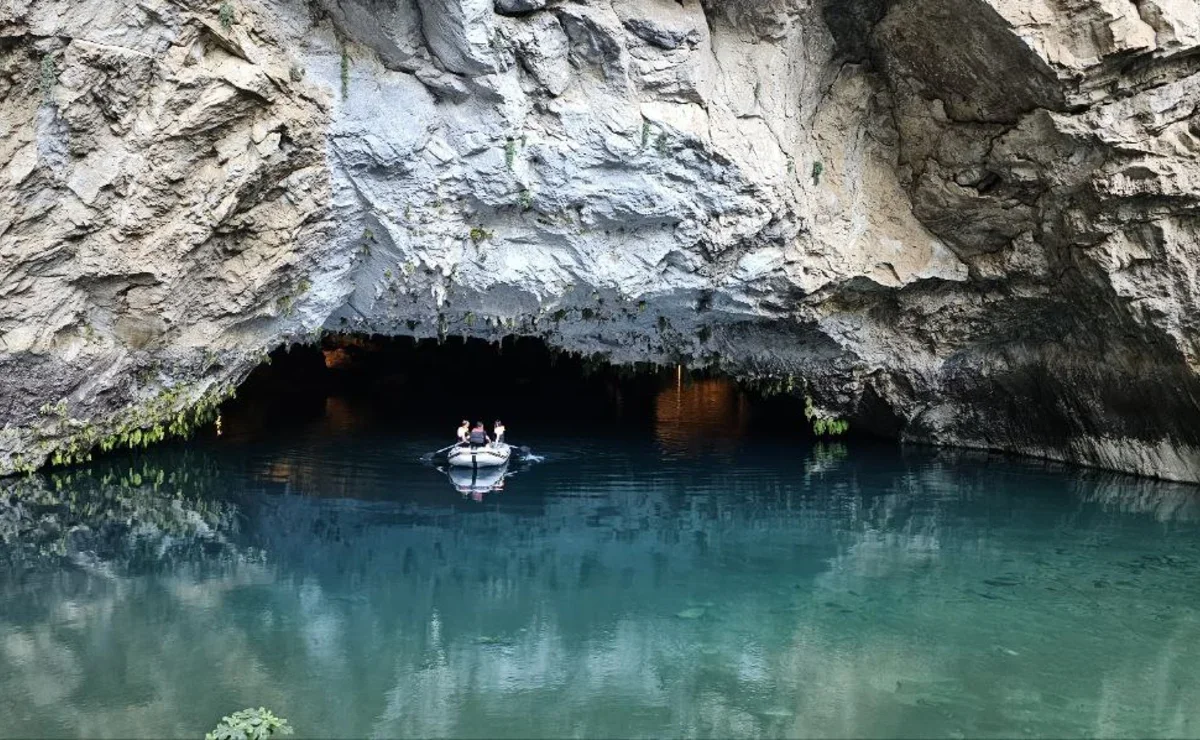 Самое большое подземное озеро в Турции и «пуговичные дома»: почему стоит съездить в пещеру Алтынбешик