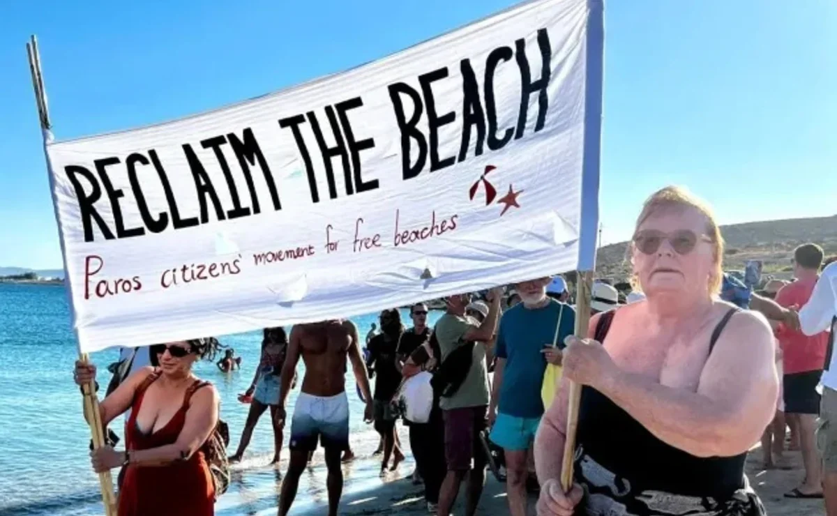 «Пляжные войны» охватили Грецию: местные жители борются против платных лежаков