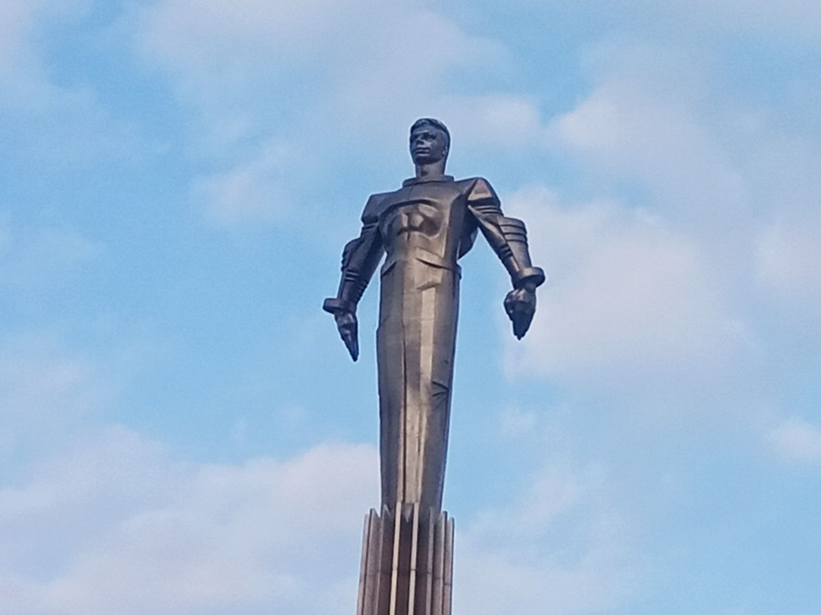 В каком городе памятник гагарину. Самара монумент Гагарину. Нижний Новгород памятник Гагарина. Гагарин в Самаре памятник. Памятник Гагарину 78 Су Христо Смирненского.