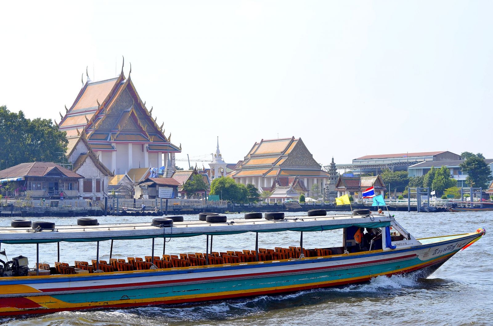 Лодки в Тайланде. Река в Бангкоке. Экскурсия по каналам Бангкока. Затопленная лодка Тайланд.